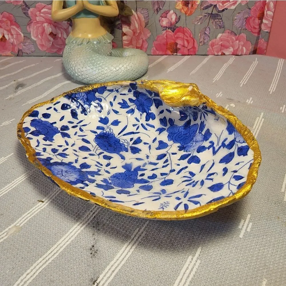 DECOUPAGE CLAM SHELL DECOUPAGE BLUE FLOWERS 💐 ON A CLAM SHELL TRINKET DISH - Picture 7 of 10